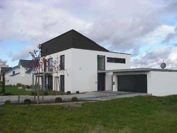 Wohnen auf engem Grundstück nahe am Baum