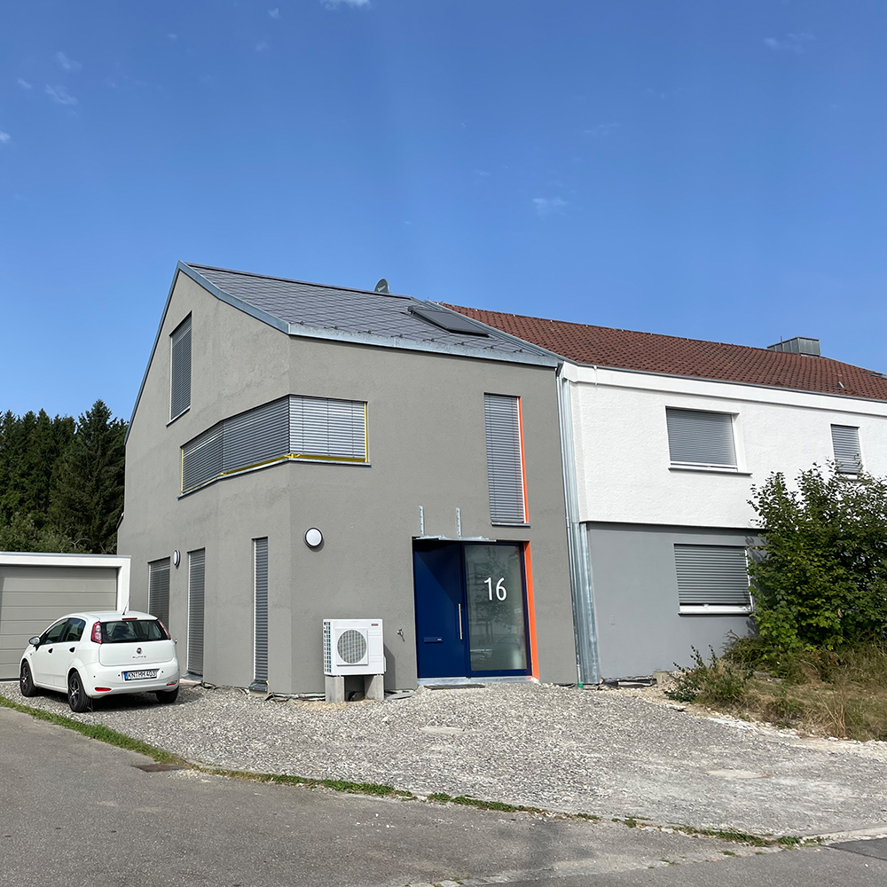 Nachverdichtung durch Grundstücksteilung und Anbau eines Wohnhauses an bestehendes Gebäude